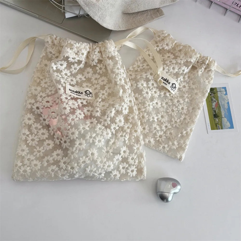 Trousse de Toilette Dentelle Marguerite – Sac Maille à Cordon