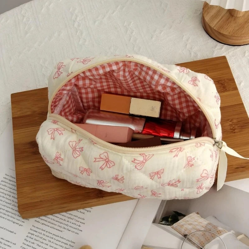 Trousse de Toilette Femme Matelassée – Nœud Papillon et Maquillage Voyage