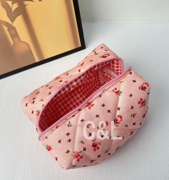 Trousse de Toilette Florale Matelassée – Fraises et Fleurs, Grand Format Voyage