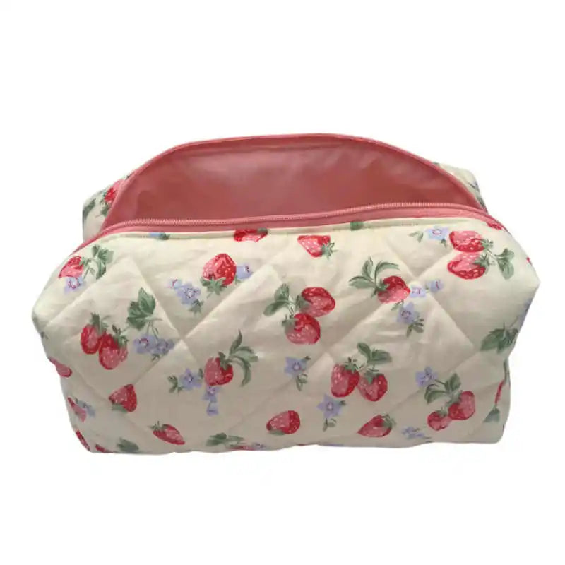 Trousse de Toilette Florale Matelassée – Fraises et Fleurs, Grand Format Voyage