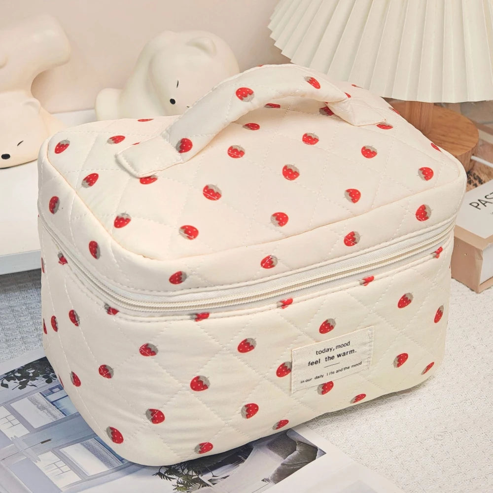 Trousse de Toilette Fraise Matelassée – Sac Cosmétique