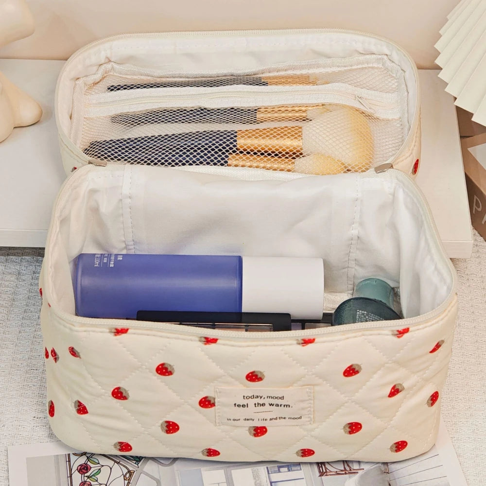 Trousse de Toilette Fraise Matelassée – Sac Cosmétique