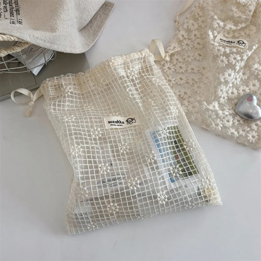 Trousse de Toilette Dentelle Marguerite – Sac Maille à Cordon