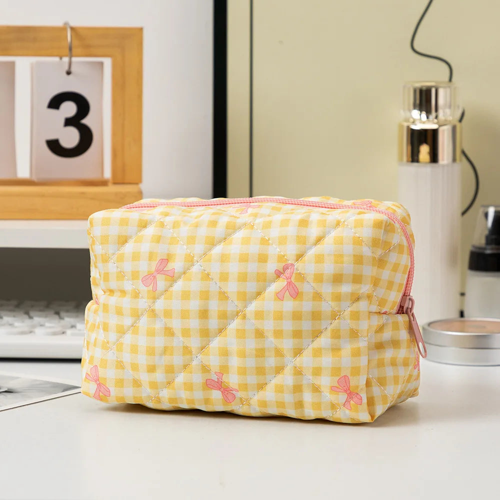 Trousse de Toilette Florale Quiltée avec Nœud – Maquillage & Brosses