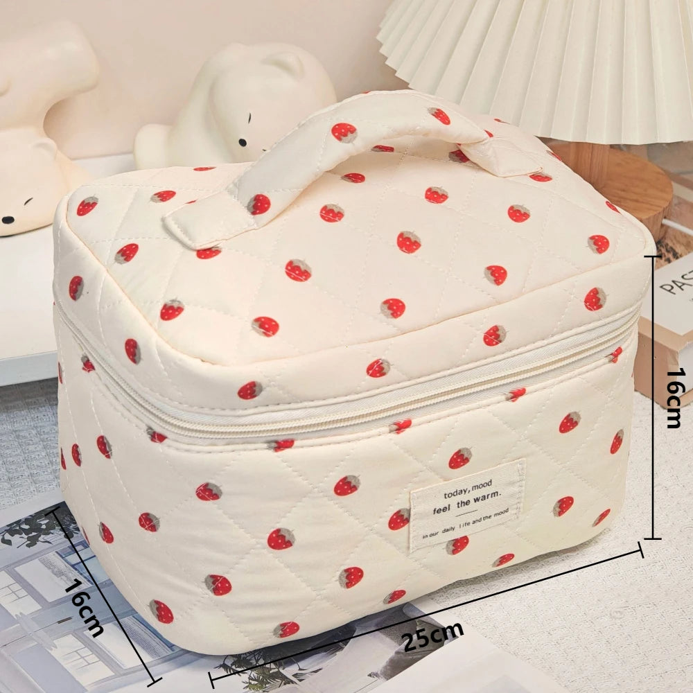 Trousse de Toilette Fraise Matelassée – Sac Cosmétique