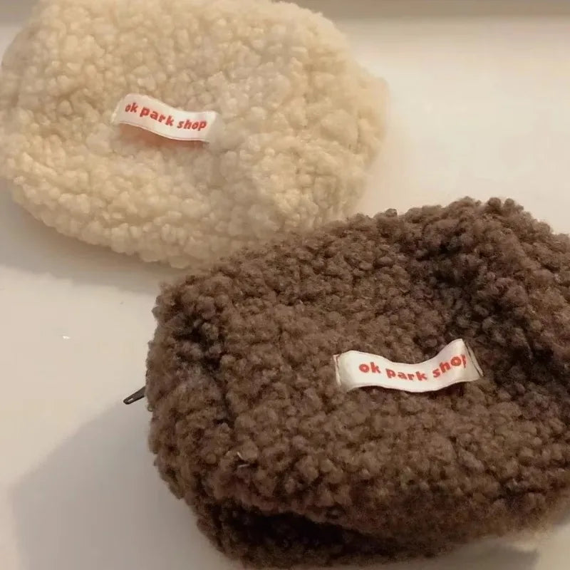 Trousse de toilette en fourrure d'agneau Milk Tea – sac maquillage femme