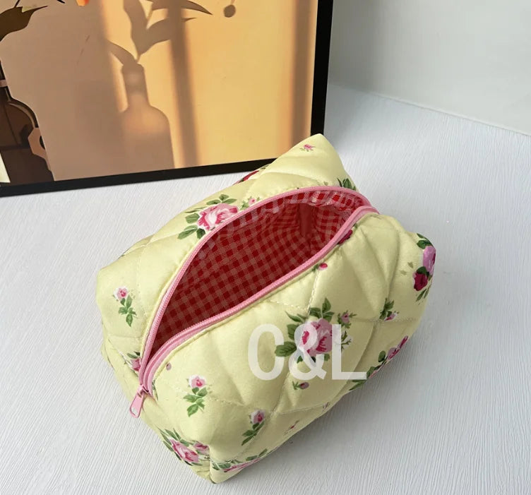 Trousse de Toilette Florale Matelassée – Fraises et Fleurs, Grand Format Voyage
