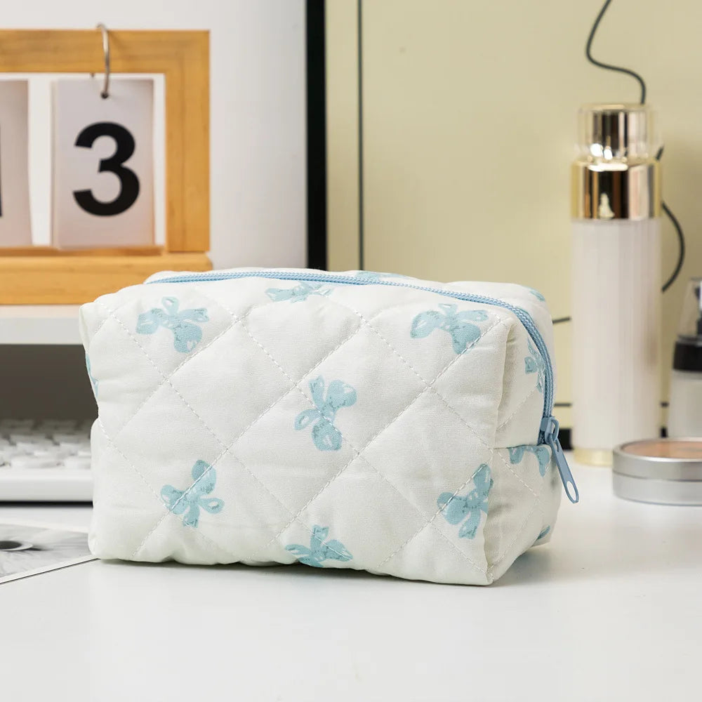 Trousse de Toilette Florale Quiltée avec Nœud – Maquillage & Brosses