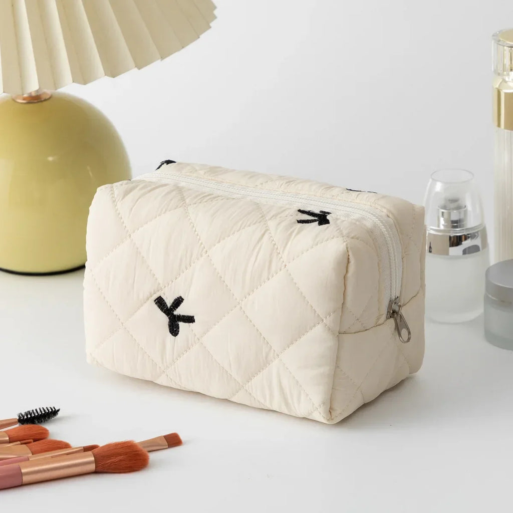 Trousse de Toilette Quiltée à Nœud – Fleurie, Grand Voyage