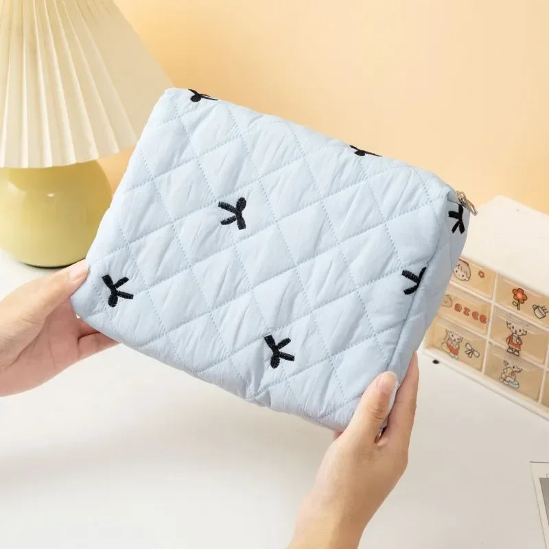 Trousse de Toilette Quiltée à Nœud – Fleurie, Grand Voyage
