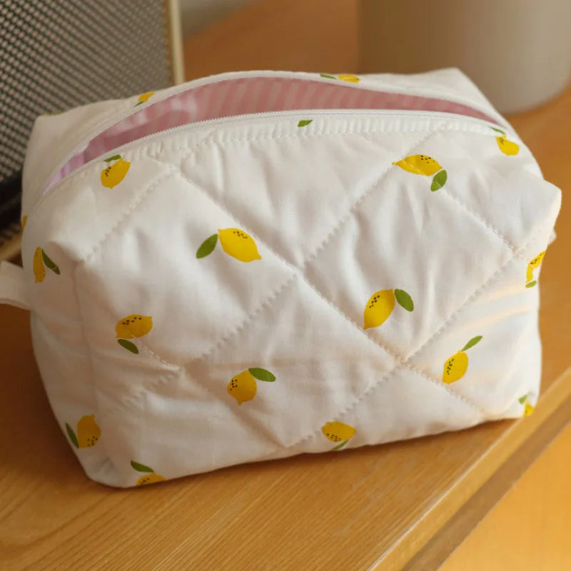 Trousse de Toilette Florale Matelassée – Fraises et Fleurs, Grand Format Voyage