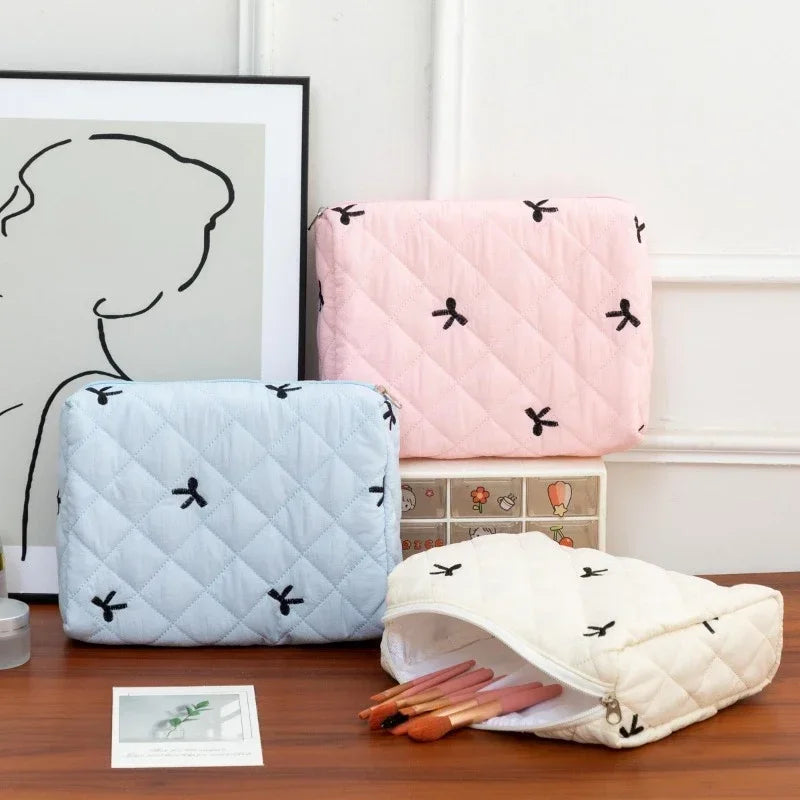Trousse de Toilette Quiltée à Nœud – Cosmétique Fleurie, Grand Voyage