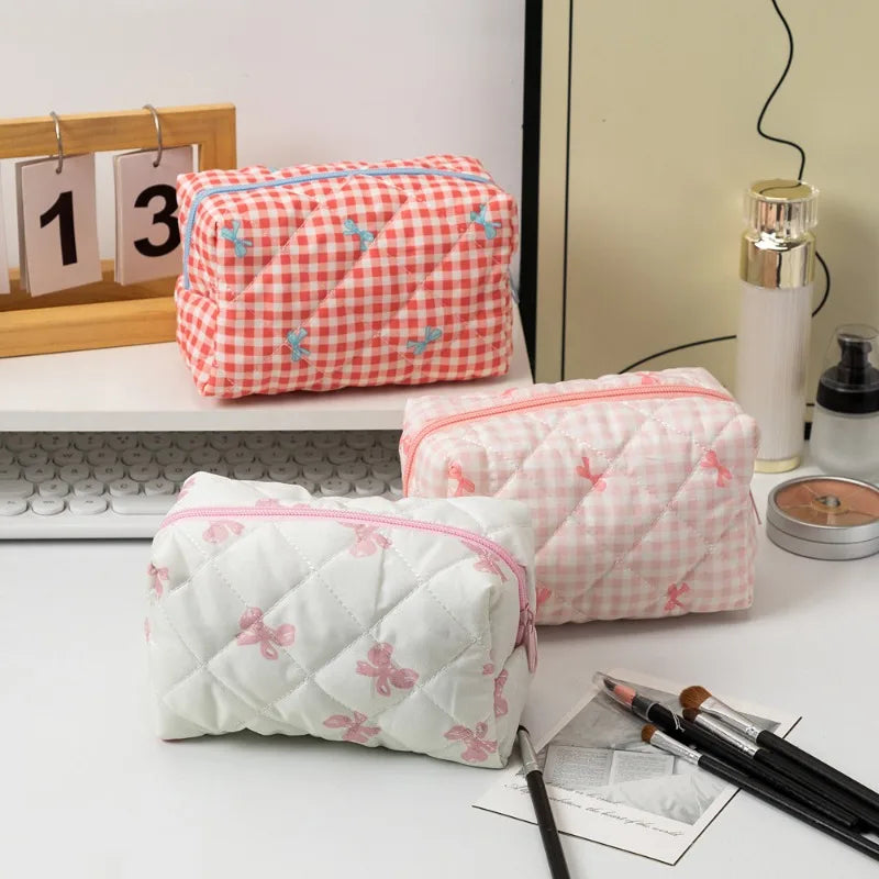 Trousse de Toilette Florale Quiltée avec Nœud – Maquillage & Brosses