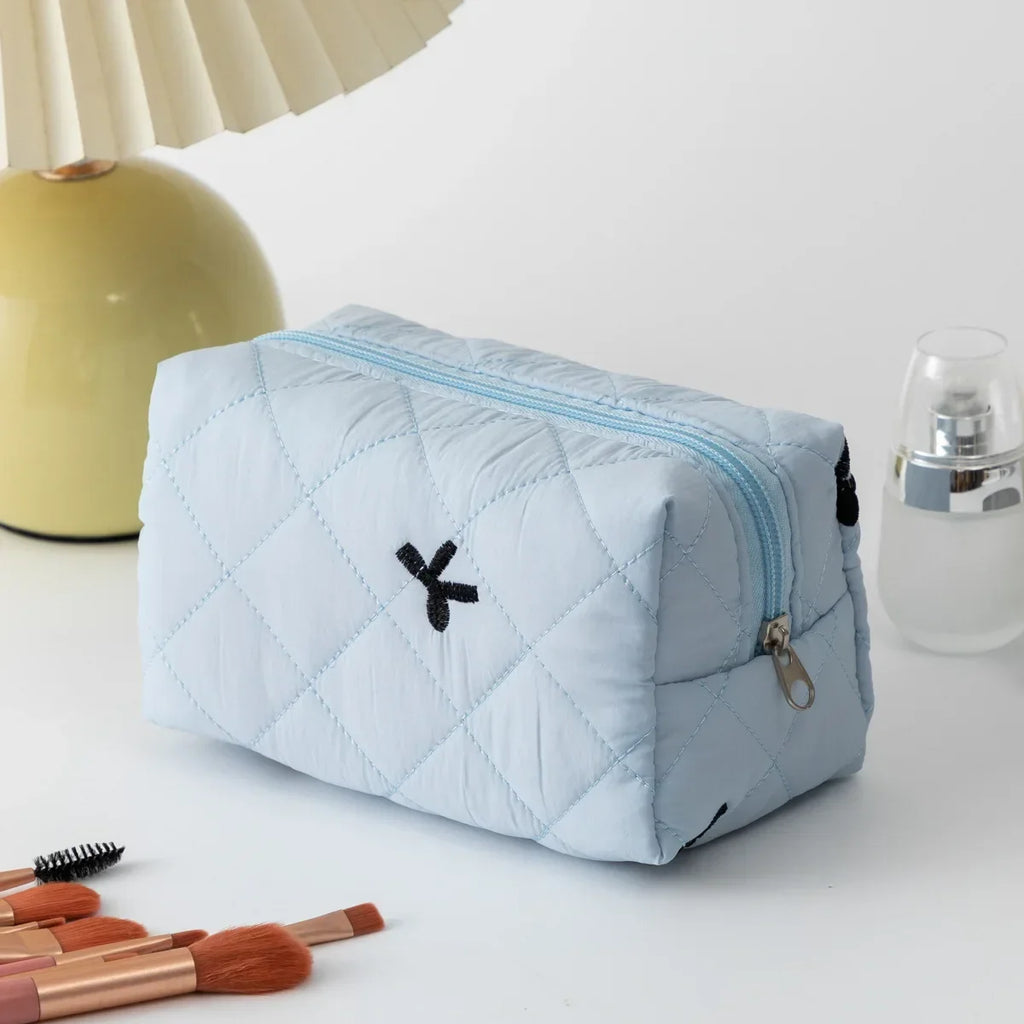 Trousse de Toilette Quiltée à Nœud – Fleurie, Grand Voyage