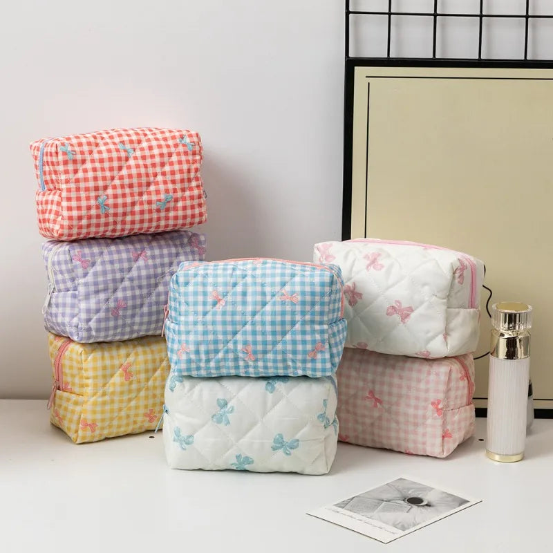 Trousse de Toilette Florale Quiltée avec Nœud – Maquillage & Brosses