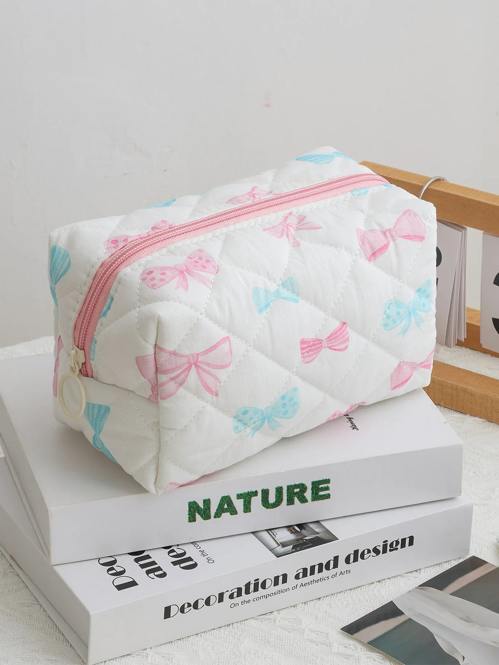 Trousse de Toilette Femme Matelassée – Nœud Papillon et Maquillage Voyage