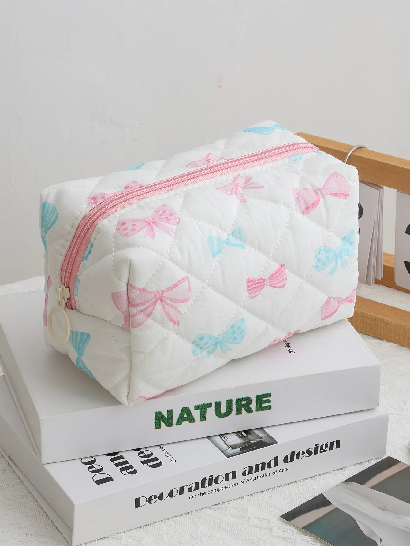 Trousse de Toilette Femme Matelassée – Nœud Papillon et Maquillage Voyage