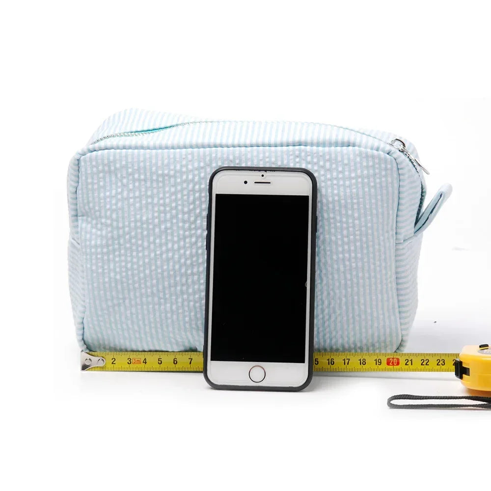 Trousse de Toilette Seersucker à Volants – Maquillage Rayé, Fermeture Éclair