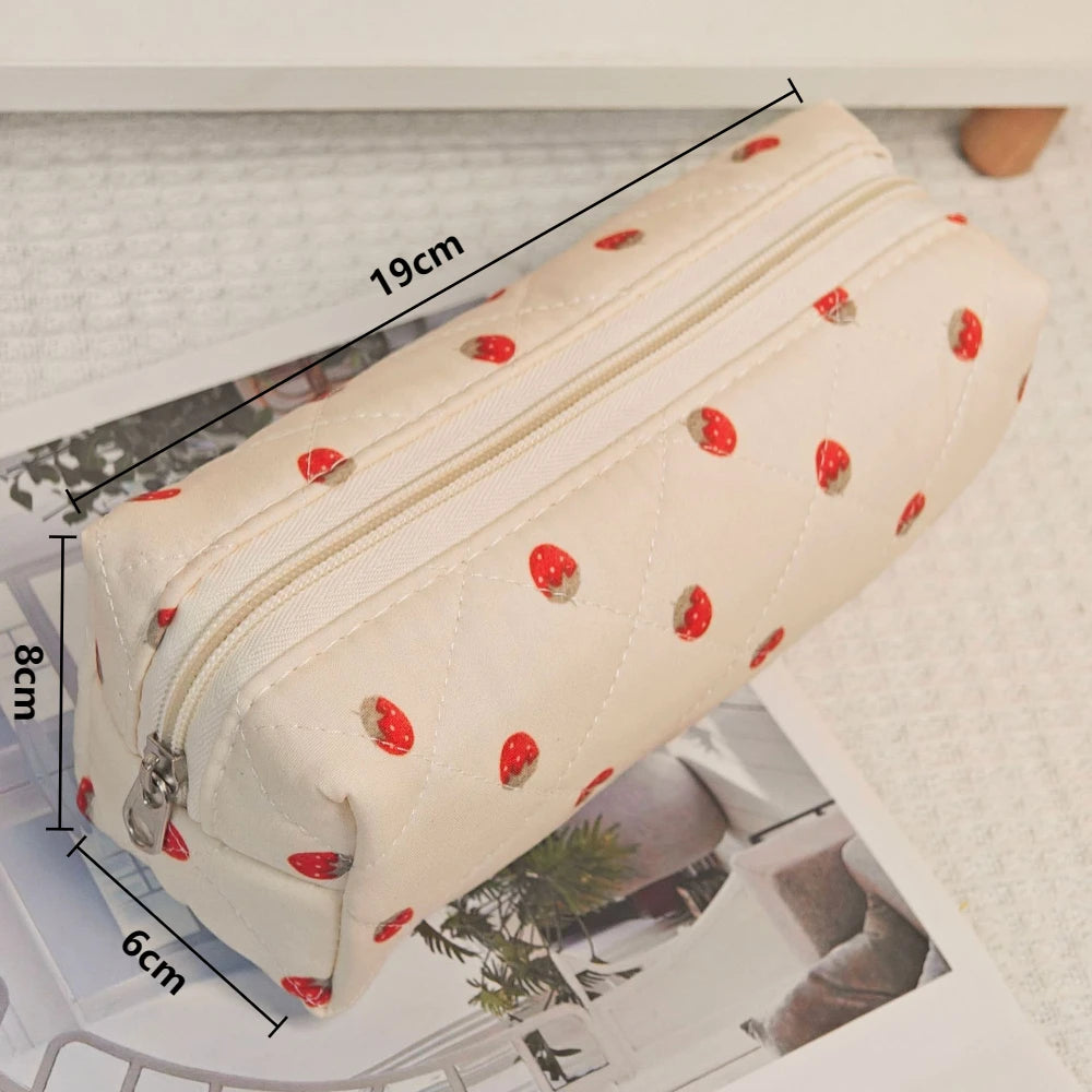 Trousse de Toilette Fraise Matelassée – Sac Cosmétique