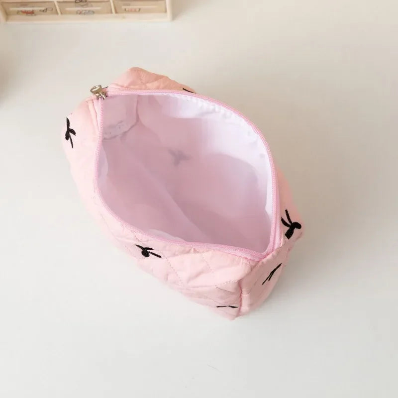 Trousse de Toilette Quiltée à Nœud – Fleurie, Grand Voyage