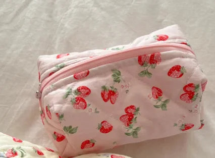 Trousse de Toilette Florale Matelassée – Fraises et Fleurs, Grand Format Voyage