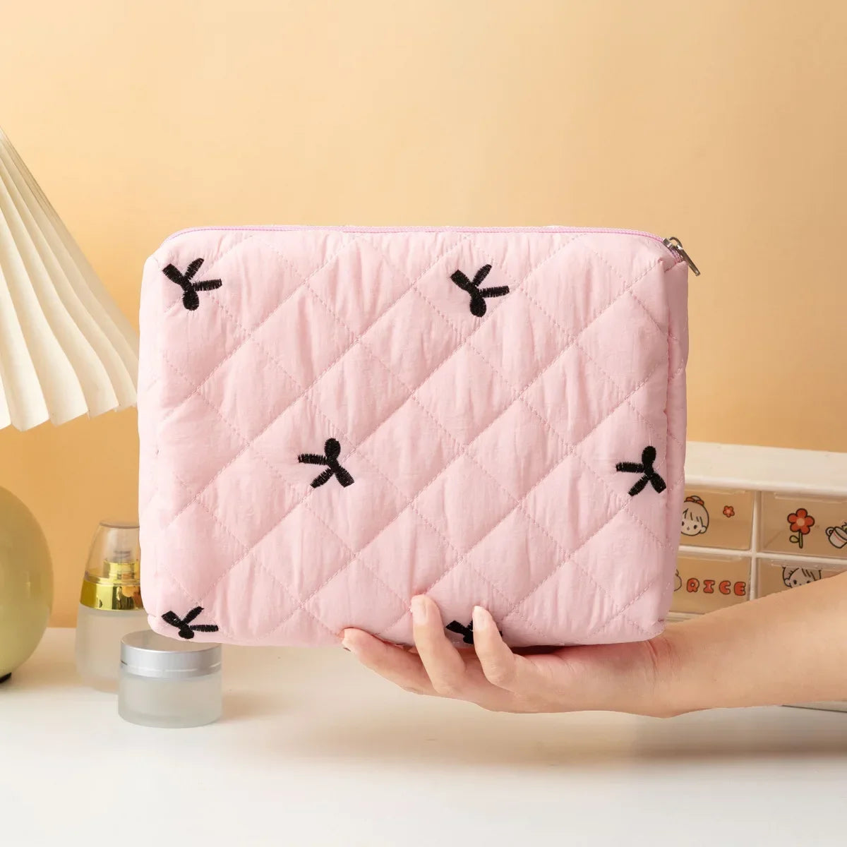Trousse de Toilette Quiltée à Nœud – Fleurie, Grand Voyage