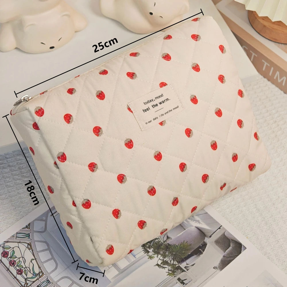 Trousse de Toilette Fraise Matelassée – Sac Cosmétique