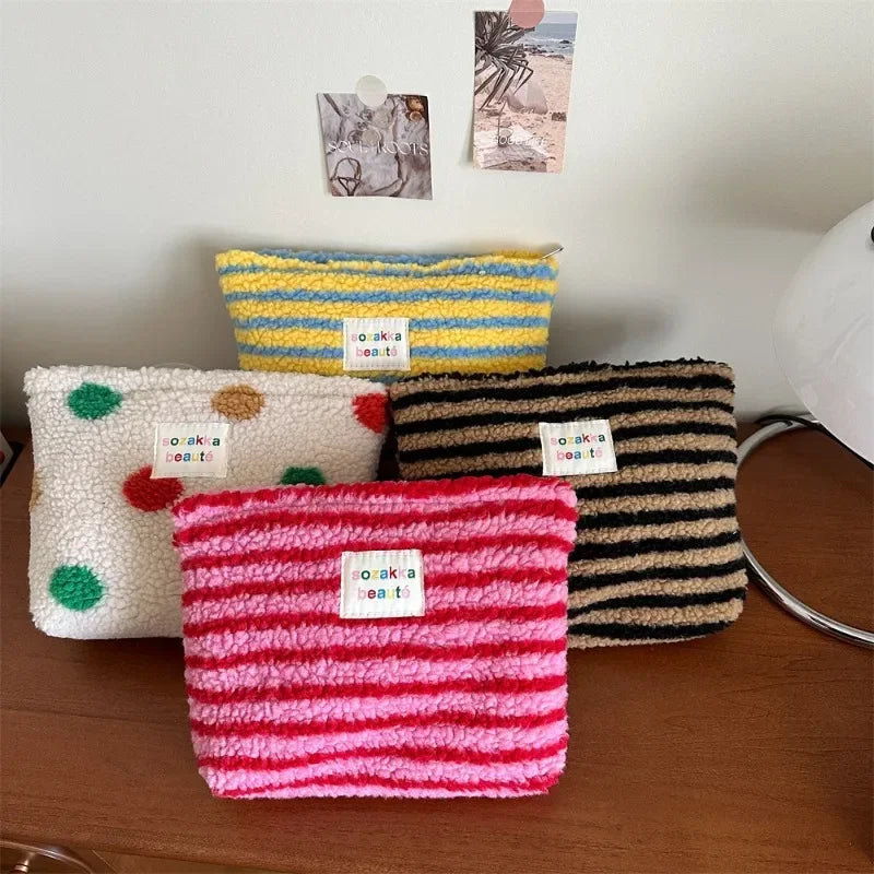 Trousse de Toilette Peluche Colorée – Rayures et Pois, Grande Capacité, Maquillage & Voyage