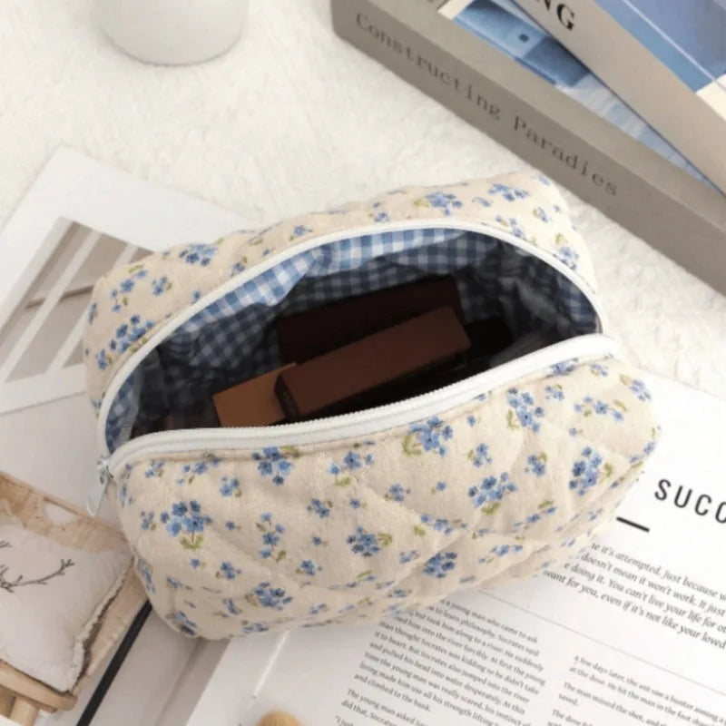 Trousse de Toilette Femme Matelassée – Nœud Papillon et Maquillage Voyage
