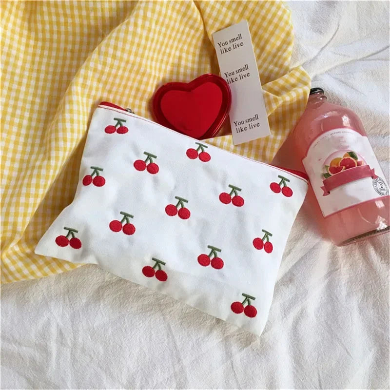 Trousse de Toilette en Coton Portable – Broderie Cerise – Maquillage Femme
