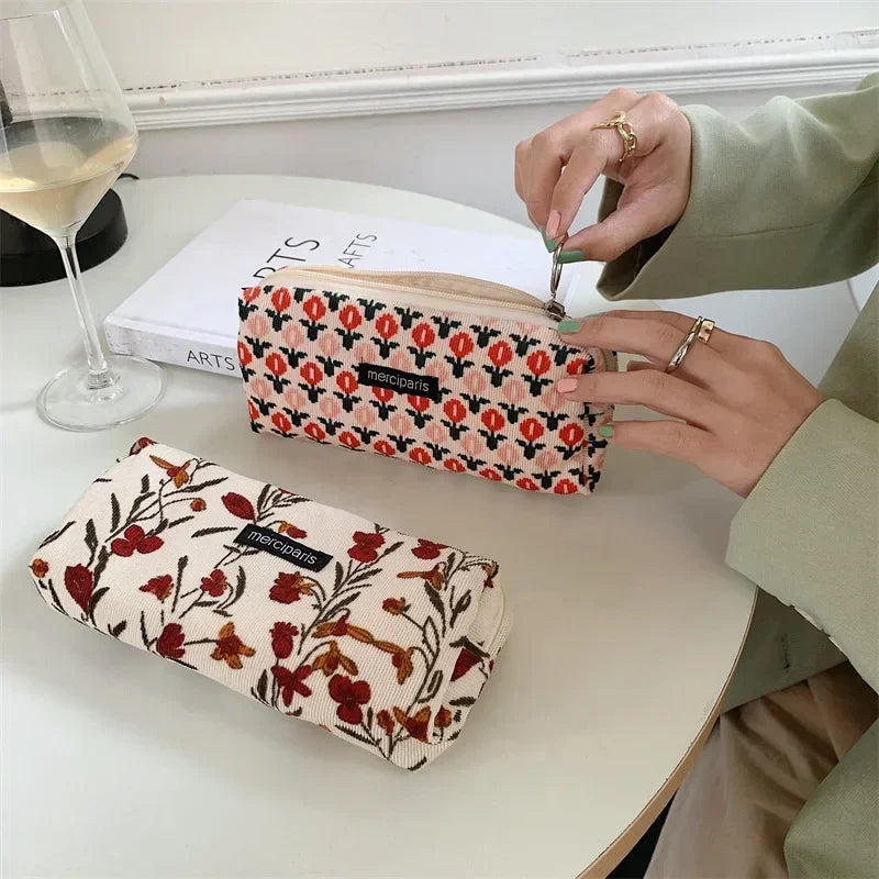 Trousse de toilette velours côtelé à fleurs – pinceaux et maquillage