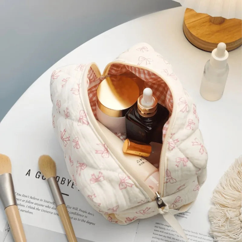Trousse de Toilette Femme Matelassée – Nœud Papillon et Maquillage Voyage