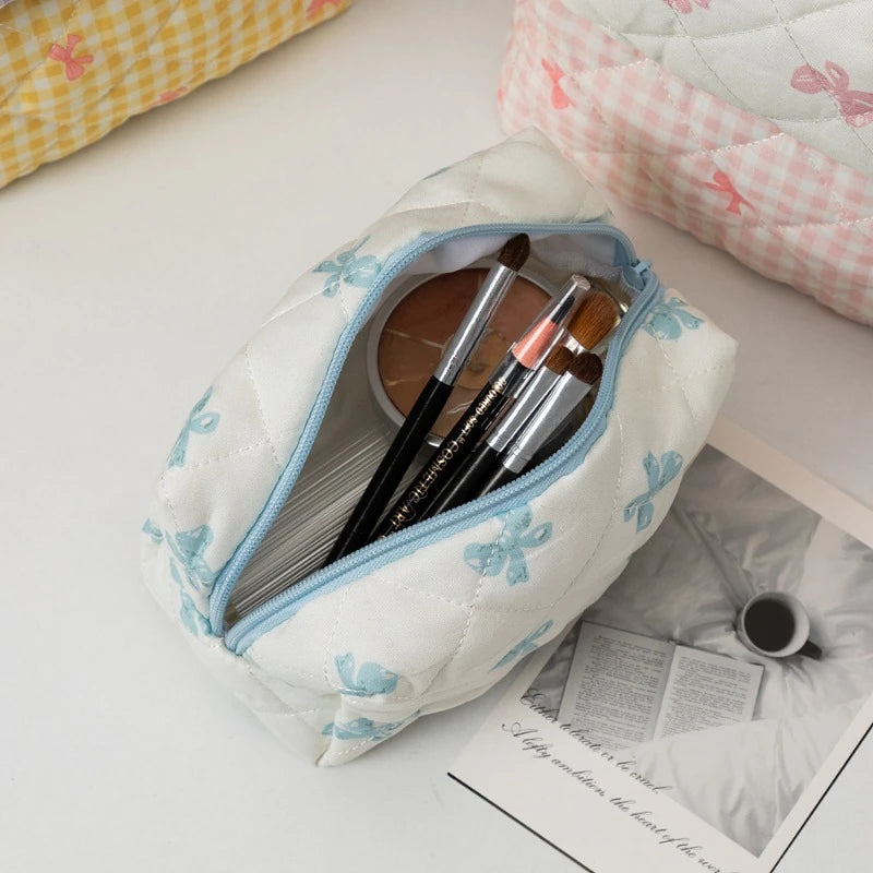 Trousse de Toilette Florale Quiltée avec Nœud – Maquillage & Brosses