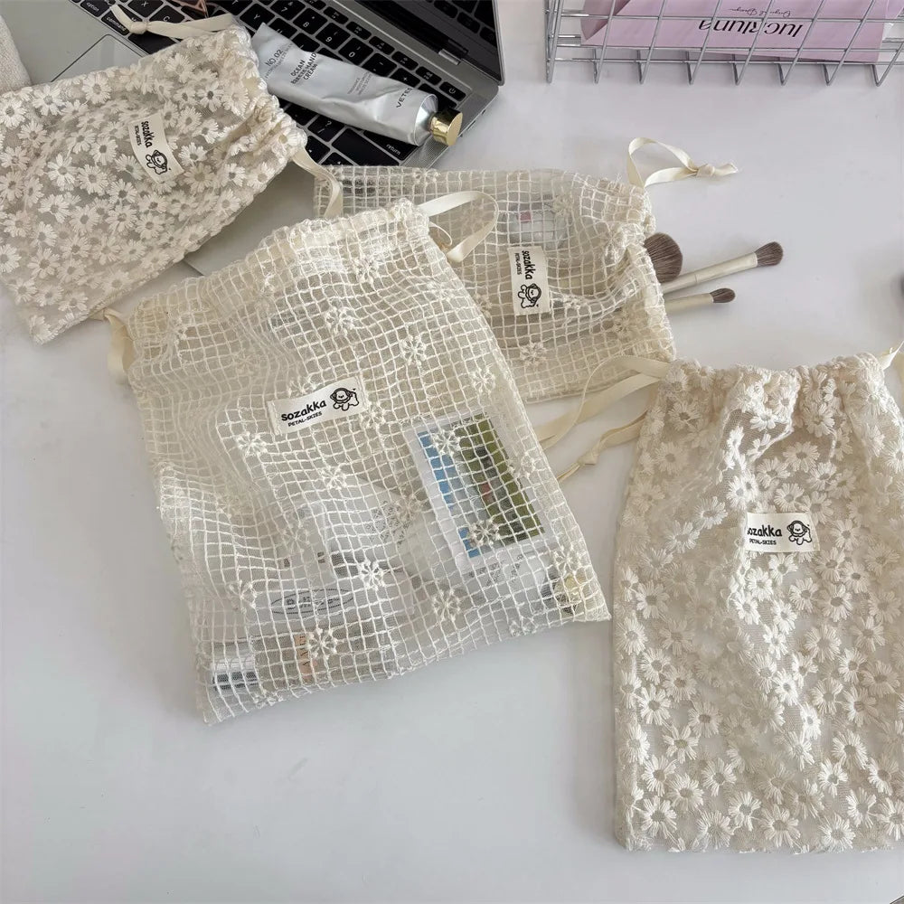 Trousse de Toilette Dentelle Marguerite – Sac Maille à Cordon