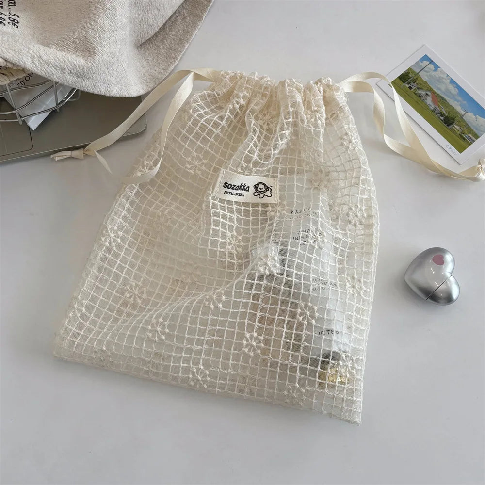 Trousse de Toilette Dentelle Marguerite – Sac Maille à Cordon