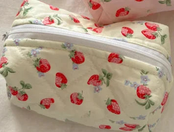 Trousse de Toilette Florale Matelassée – Fraises et Fleurs, Grand Format Voyage