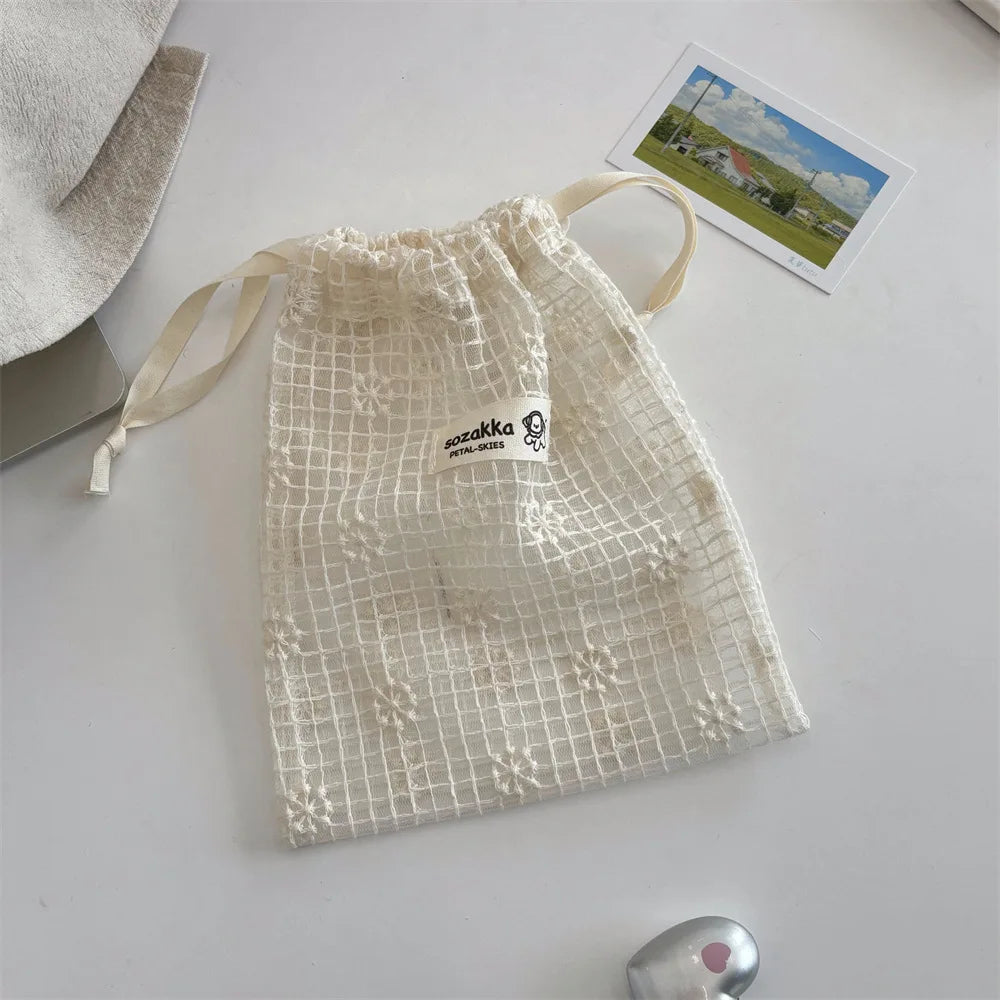 Trousse de Toilette Dentelle Marguerite – Sac Maille à Cordon