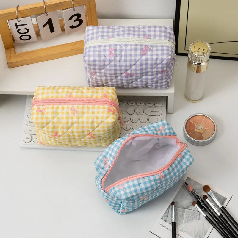 Trousse de Toilette Florale Quiltée avec Nœud – Maquillage & Brosses