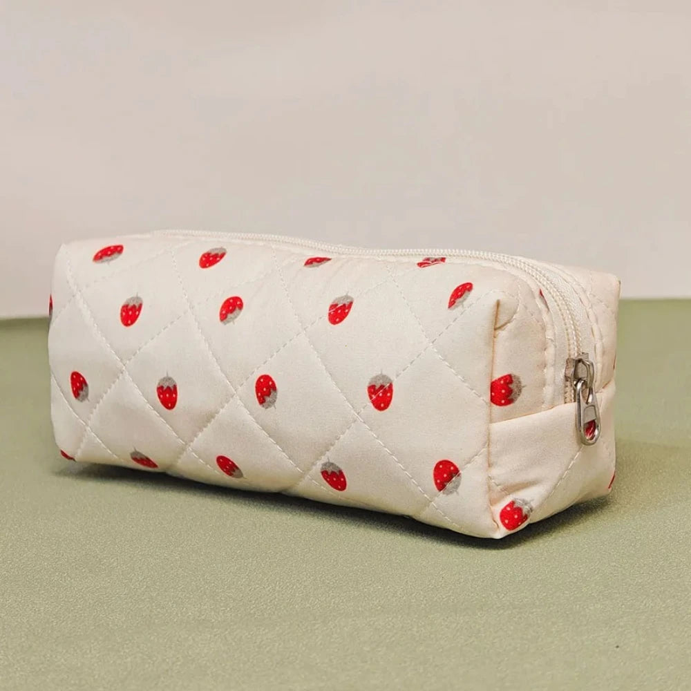 Trousse de Toilette Fraise Matelassée – Sac Cosmétique