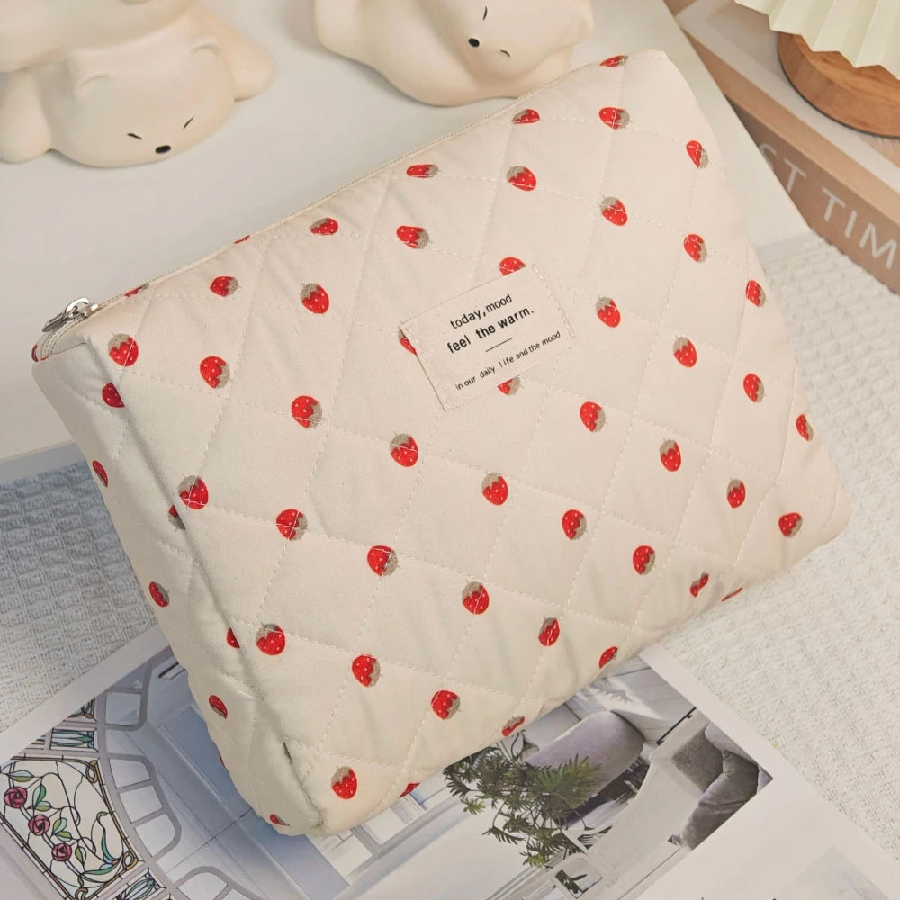 Trousse de Toilette Fraise Matelassée – Sac Cosmétique