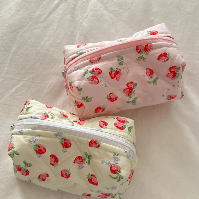 Trousse de Toilette Florale Matelassée – Imprimé Fraises et Fleurs, Grand Format Voyage