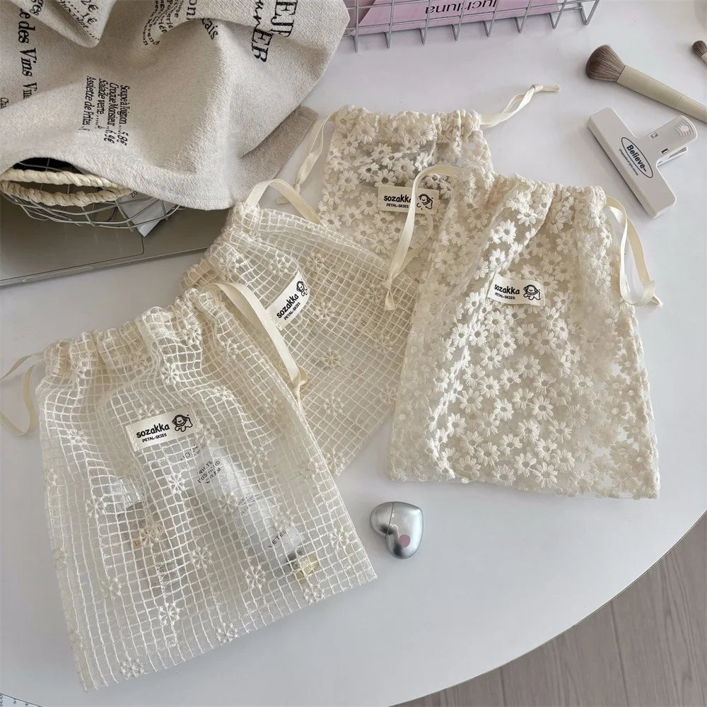 Trousse de Toilette Dentelle Marguerite – Sac Maille à Cordon