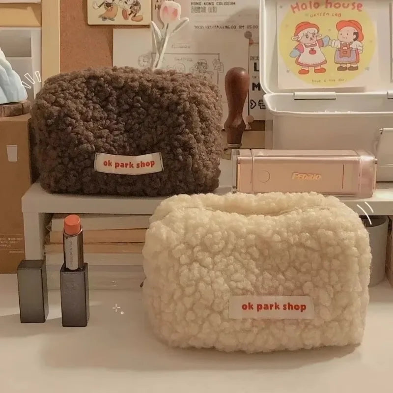 Trousse de toilette en fourrure d'agneau Milk Tea
