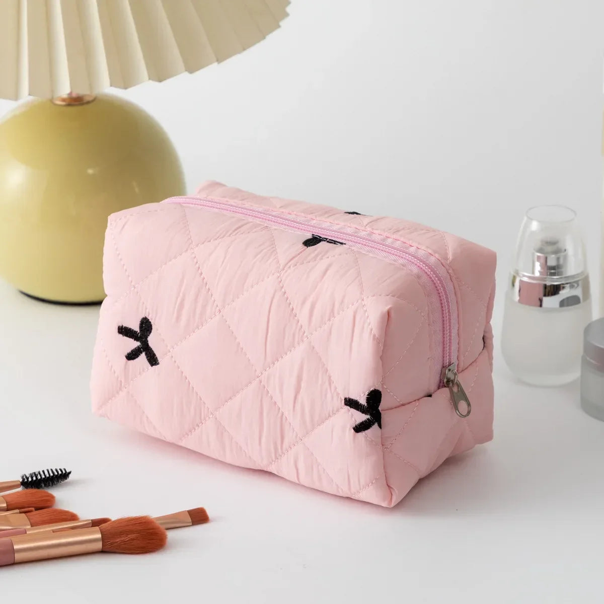 Trousse de Toilette Quiltée à Nœud – Fleurie, Grand Voyage