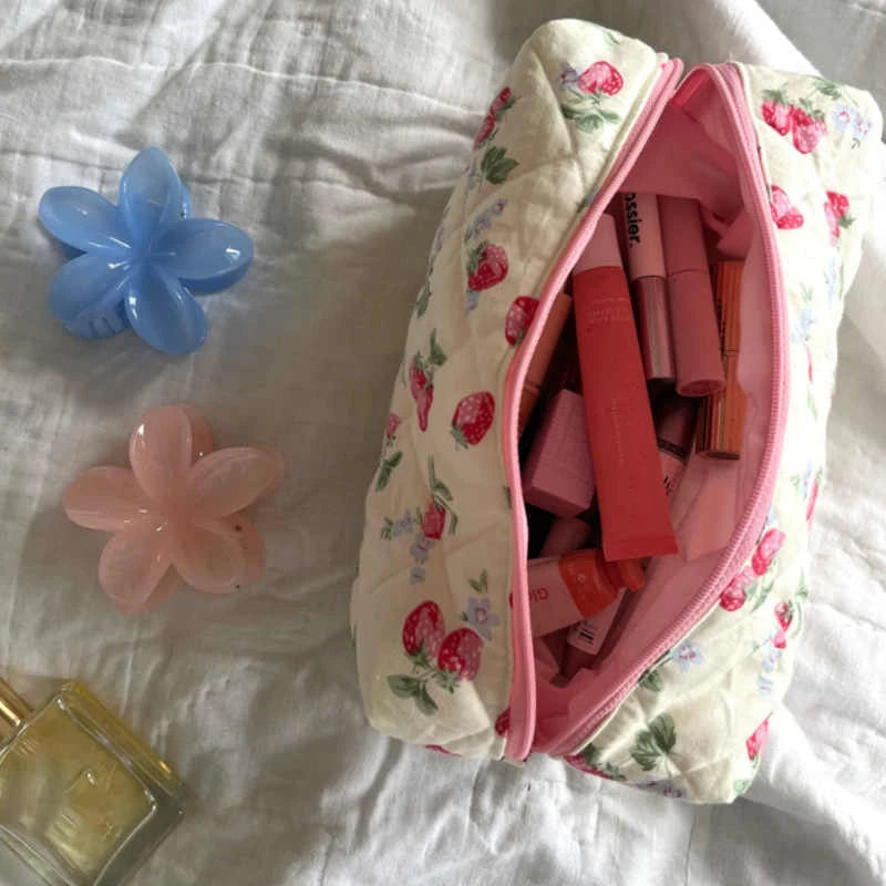 Trousse de Toilette Florale Matelassée – Fraises et Fleurs, Grand Format Voyage