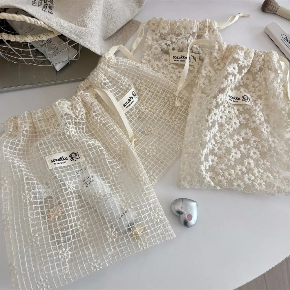 Trousse de Toilette Dentelle Marguerite – Sac Voyage en Maille à Cordon