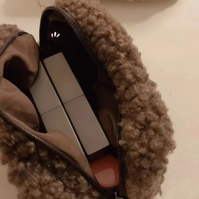 Trousse de toilette en fourrure d'agneau Milk Tea
