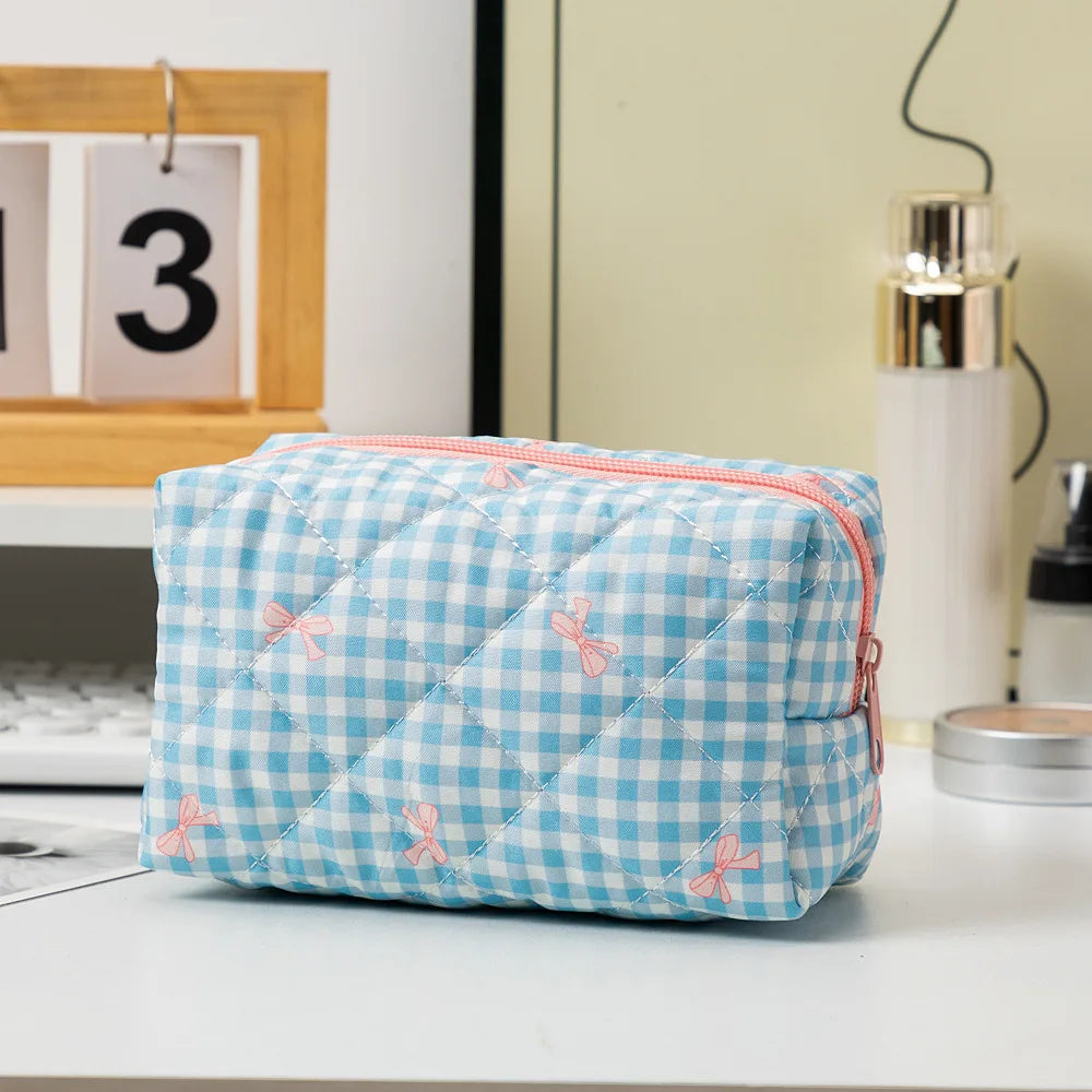 Trousse de Toilette Florale Quiltée avec Nœud – Maquillage & Brosses