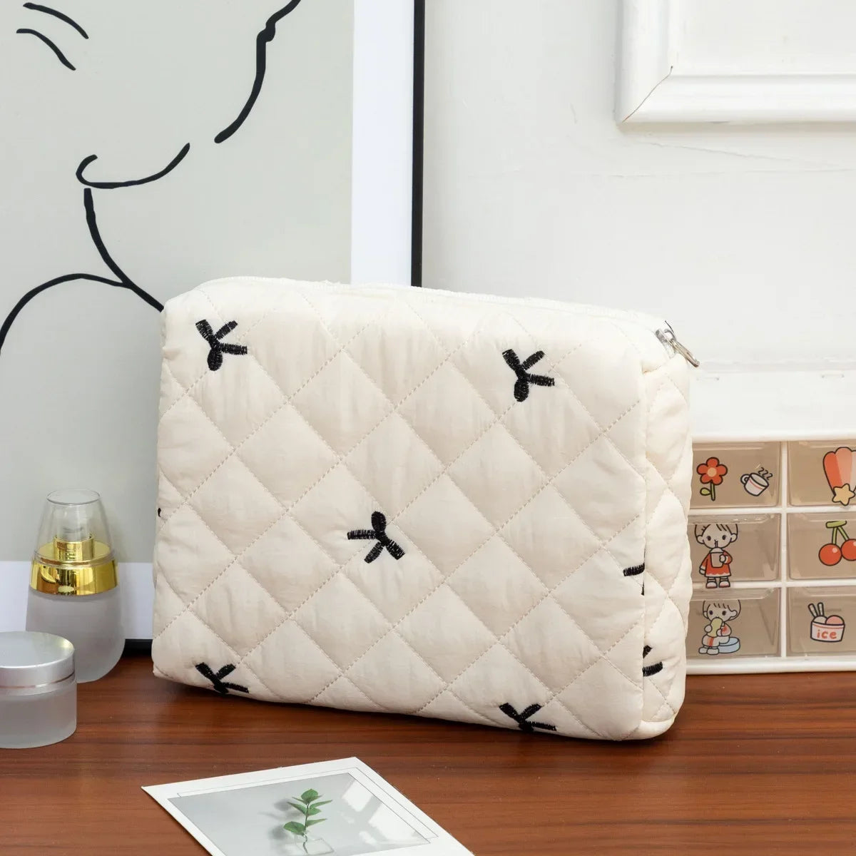 Trousse de Toilette Quiltée à Nœud – Fleurie, Grand Voyage