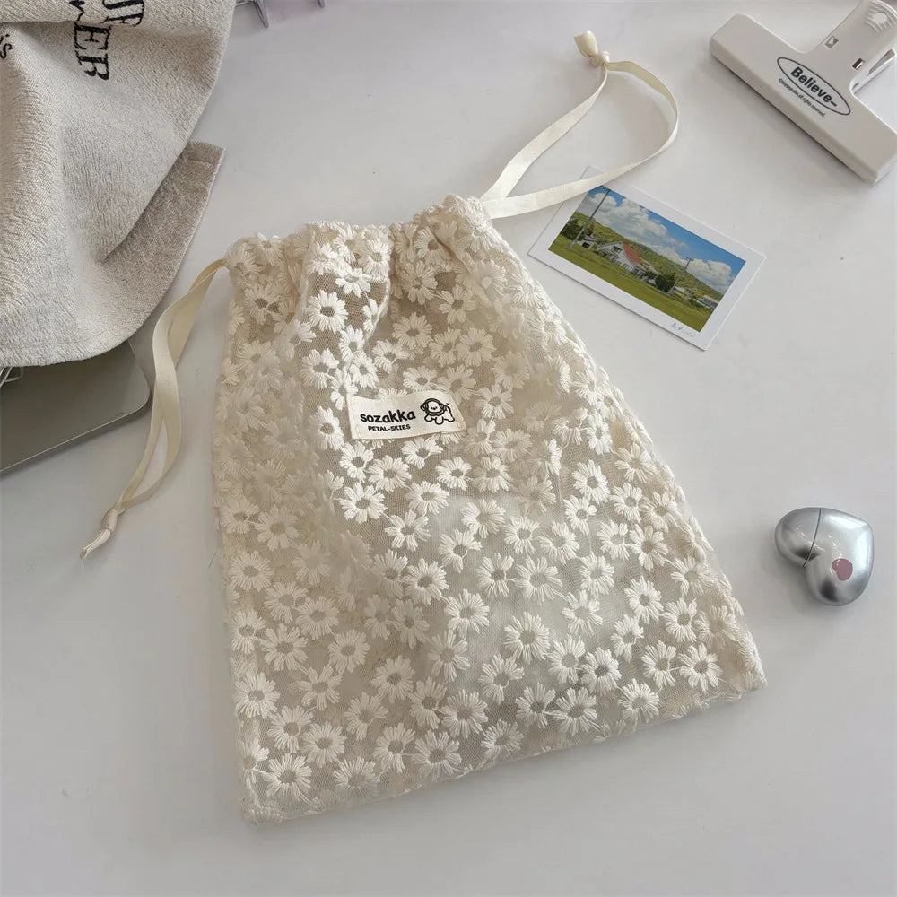 Trousse de Toilette Dentelle Marguerite – Sac Maille à Cordon
